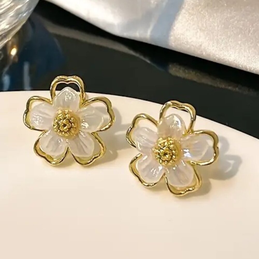 SWEET FLOWER CLIP EARRINGS
